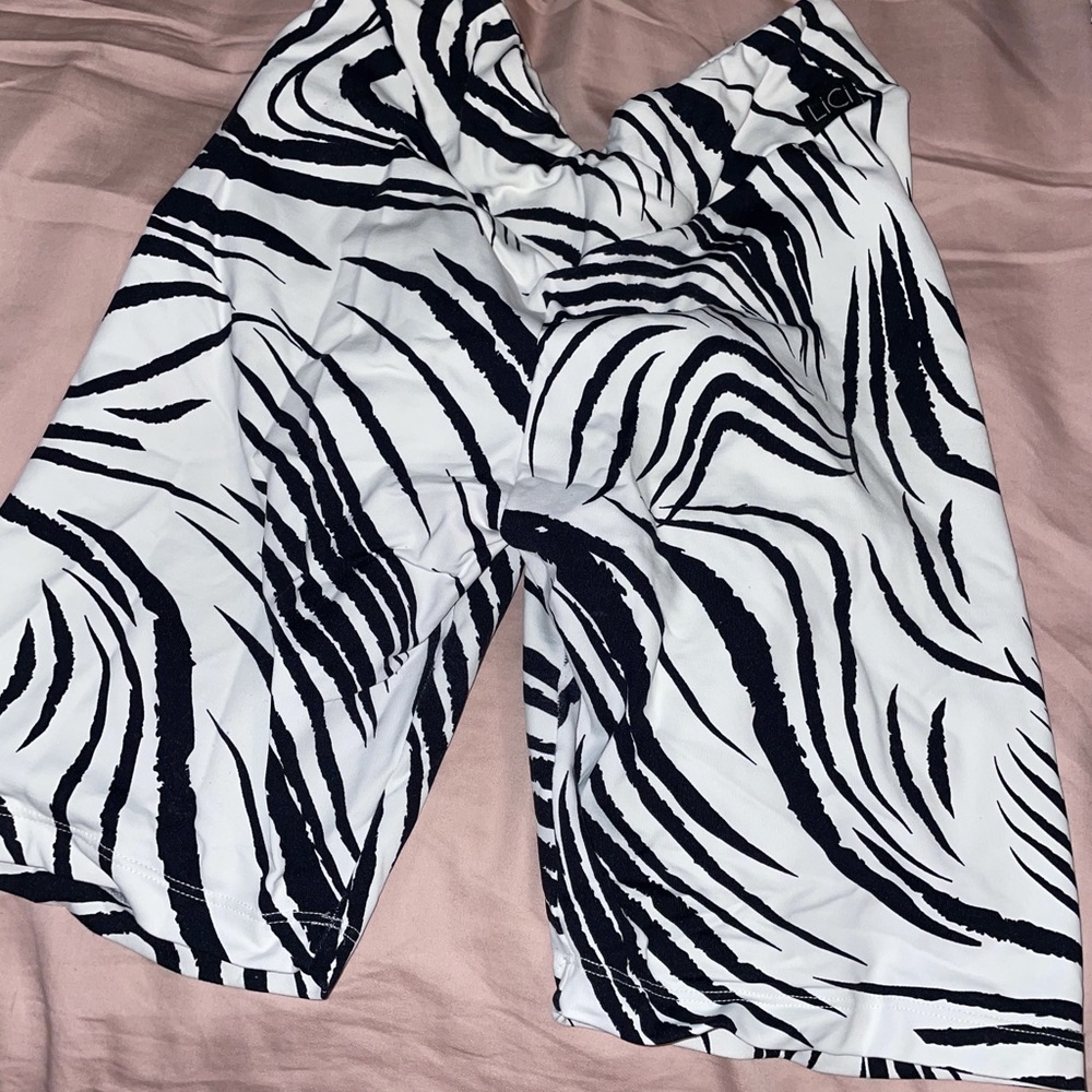 Lici fit v-cut scrunch butt biker shorts zebra